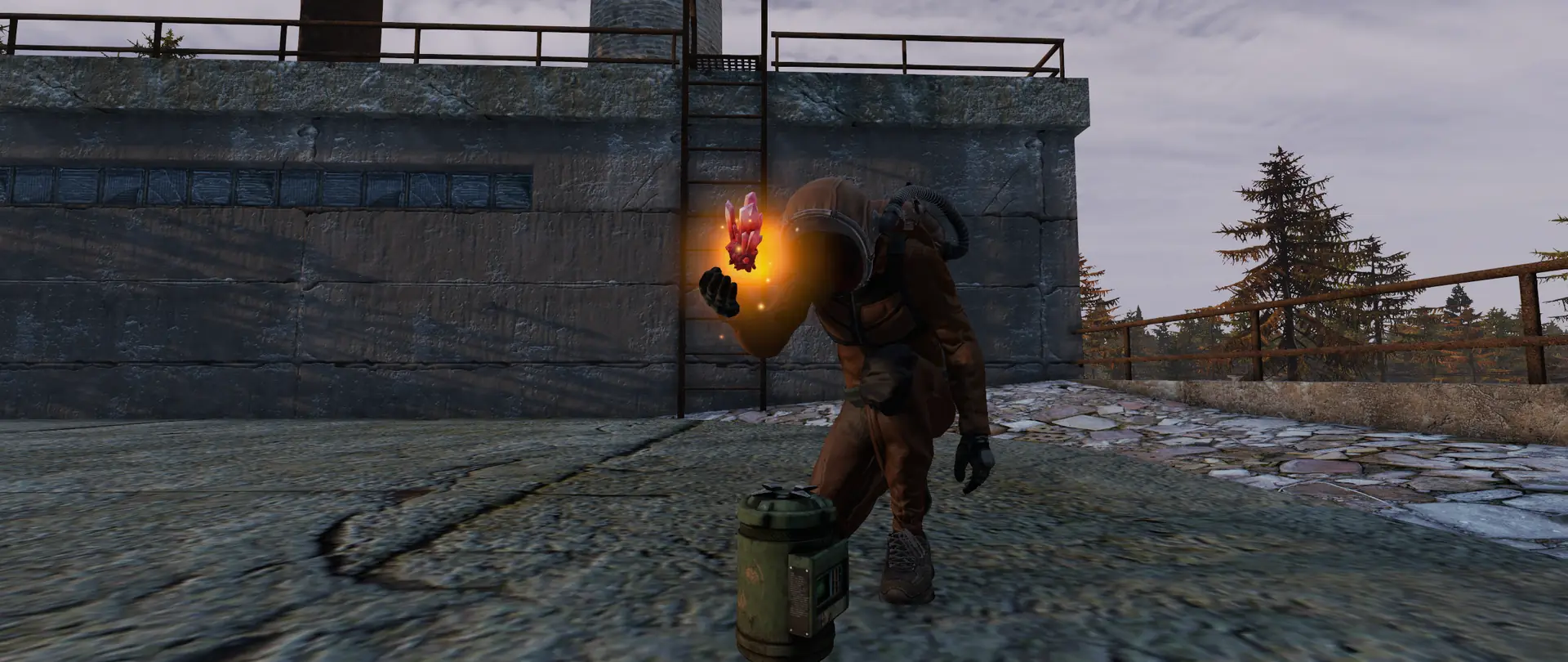 Stalker sosteniendo un artefacto luminoso junto a un contenedor blindado