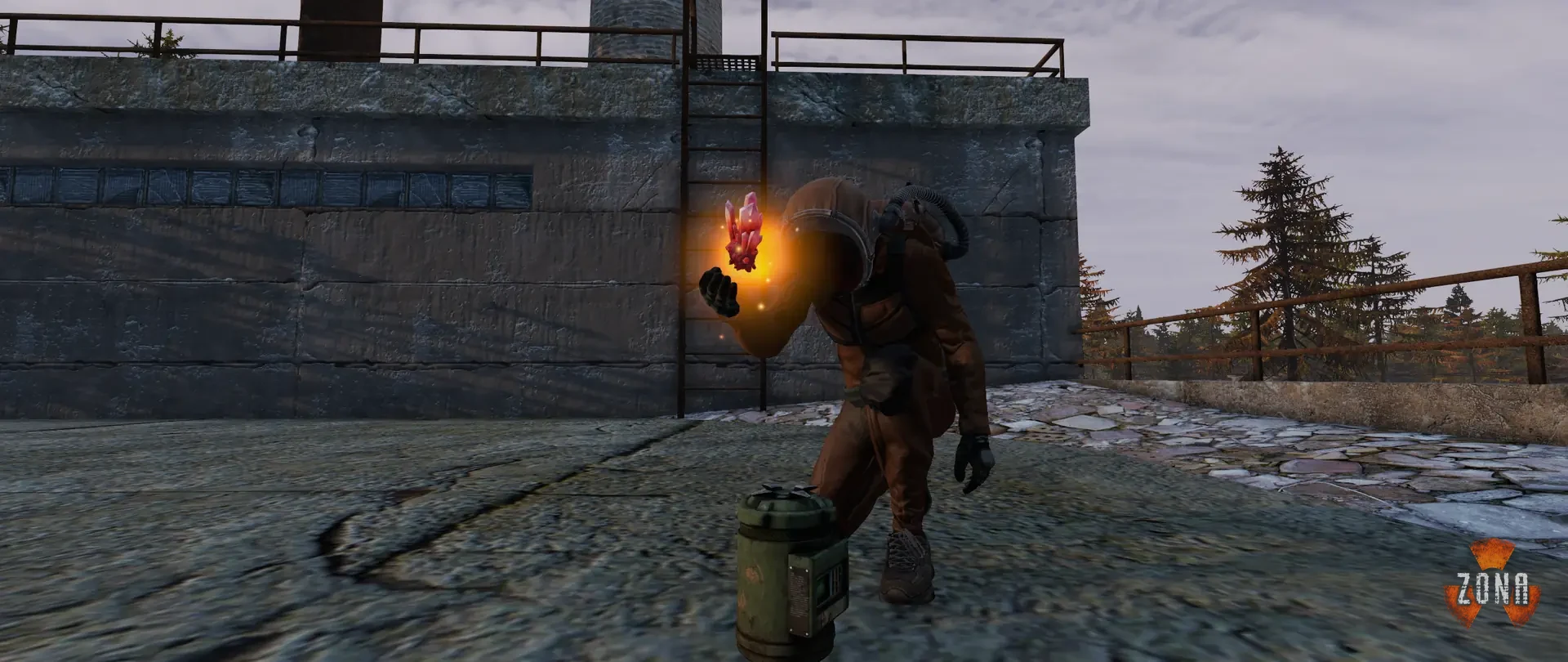 Stalker sosteniendo un artefacto luminoso junto a un contenedor blindado
