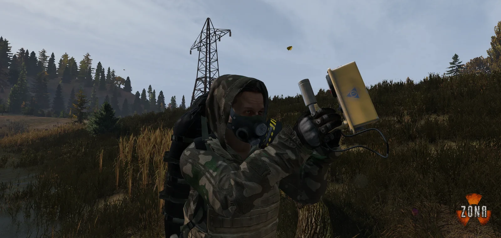 Stalker con máscara antigás comprobando un contador Geiger